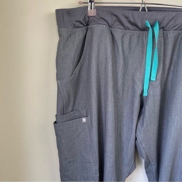 Figs Kade Cargo Scrub Pants - Picture 5 of 8